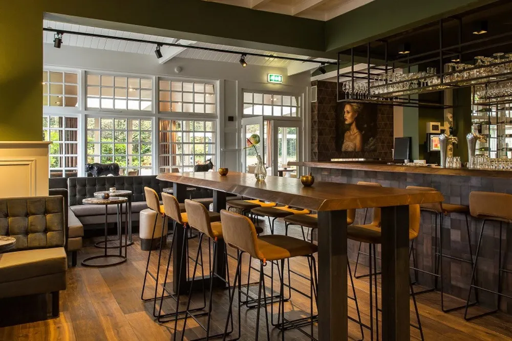 Houten vloer in restaurant HFSLG in Bosch en Duin geschuurd en gewaxt door D&L Parket, foto 1