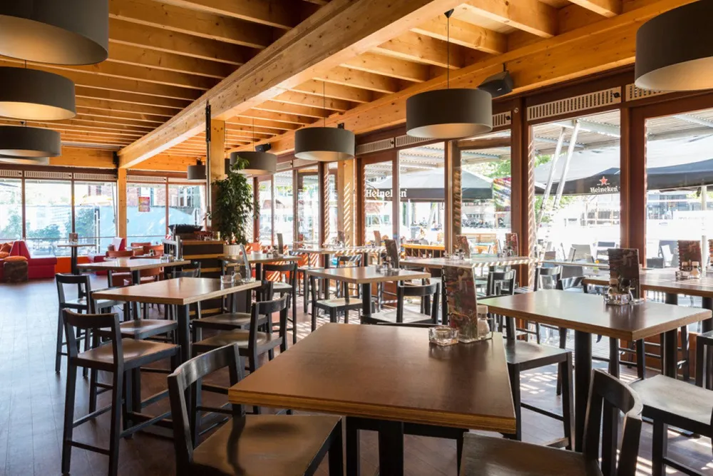 Houten vloer in Restaurant The Basket in Utrecht geschuurd en geolied door D&L Parket, foto 1