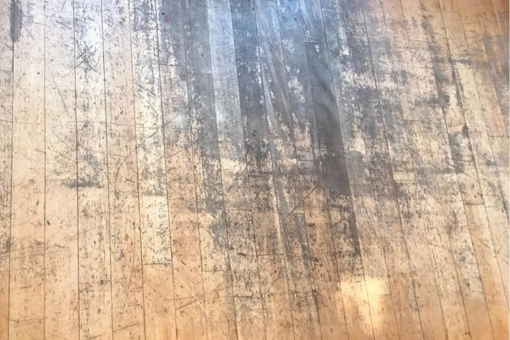 Houten vloer in een tussenwoning in Utrecht geschuurd en geolied door D&L Parket, foto 1