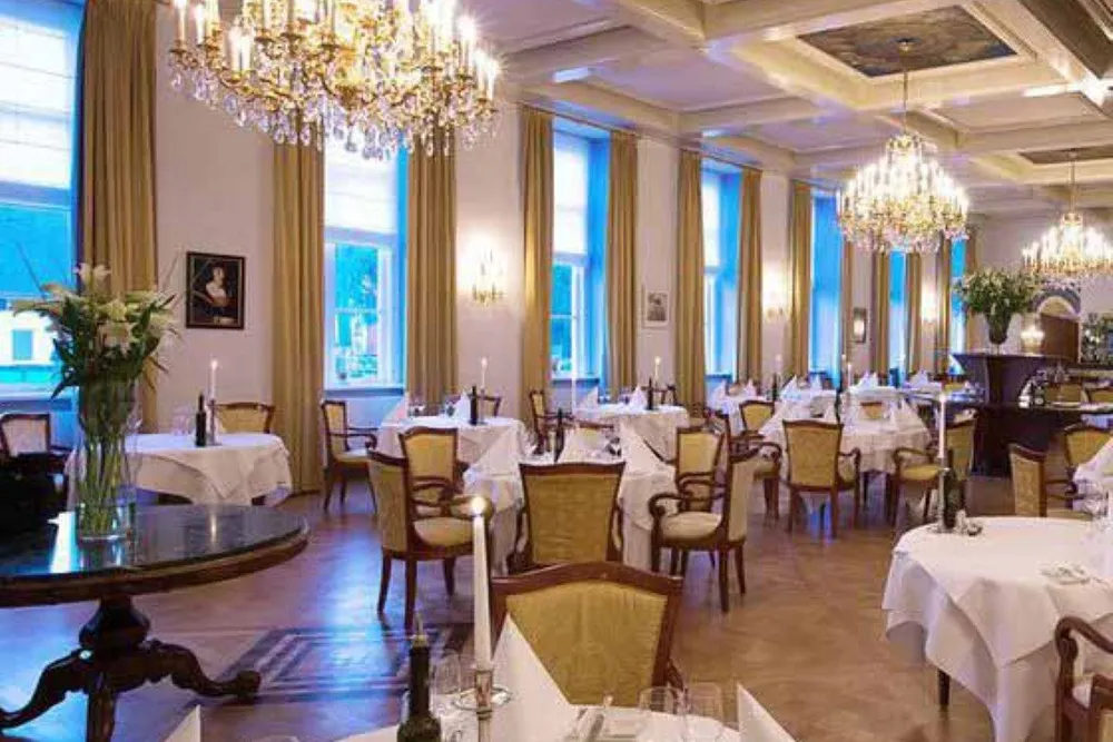 Parketvloer in Grand Hotel Karel V in Utrecht geschuurd en gelakt door D&L Parket, foto 1