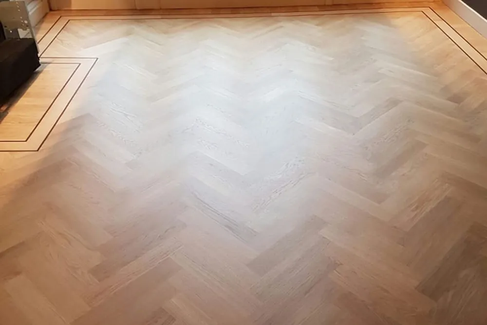 Visgraatvloer in een herenhuis in Utrecht geschuurd en geolied door D&L Parket, foto 3