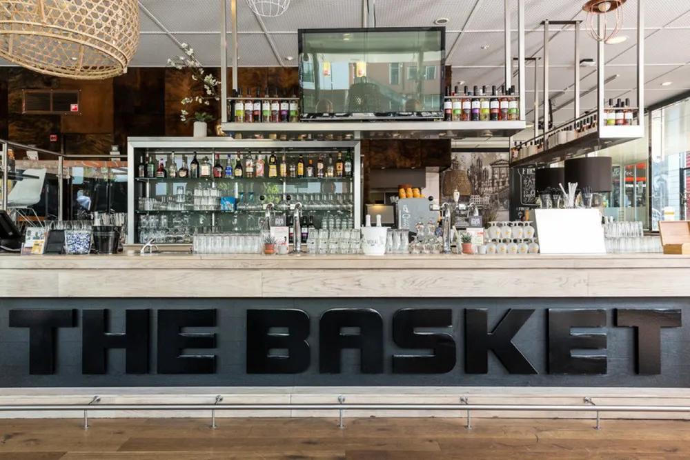 Houten vloer in Restaurant The Basket in Utrecht geschuurd en geolied door D&L Parket, foto 3