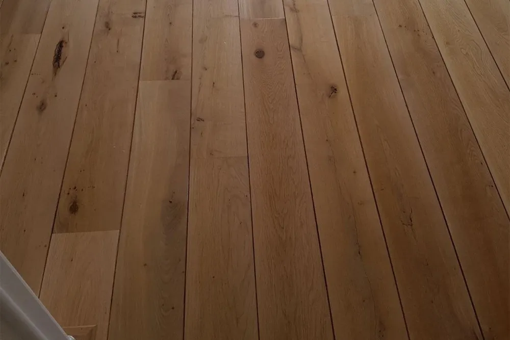 Eiken vloer in een eengezinswoning in Soest geschuurd en gelakt door D&L Parket, foto 2