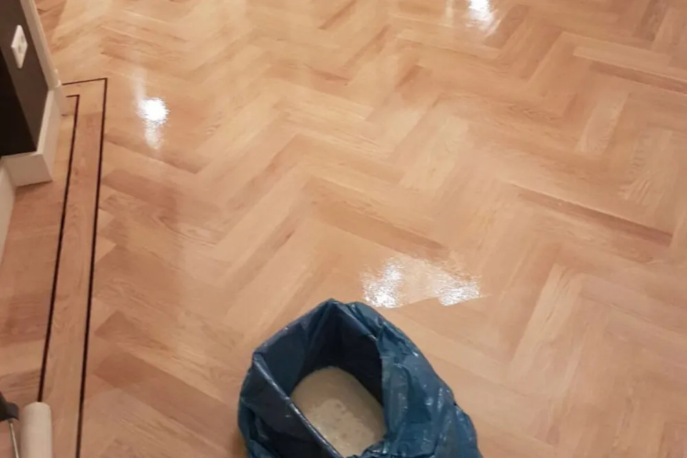 Visgraatvloer in een herenhuis in Utrecht geschuurd en geolied door D&L Parket, foto 2