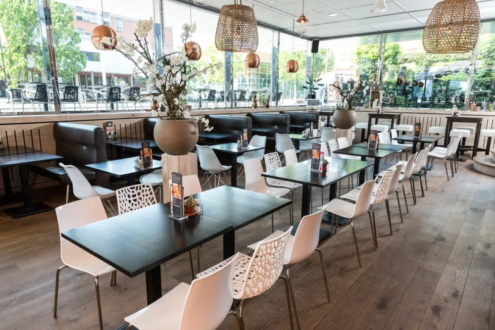Houten vloer in Restaurant The Basket in Utrecht geschuurd en geolied door D&L Parket, foto 2