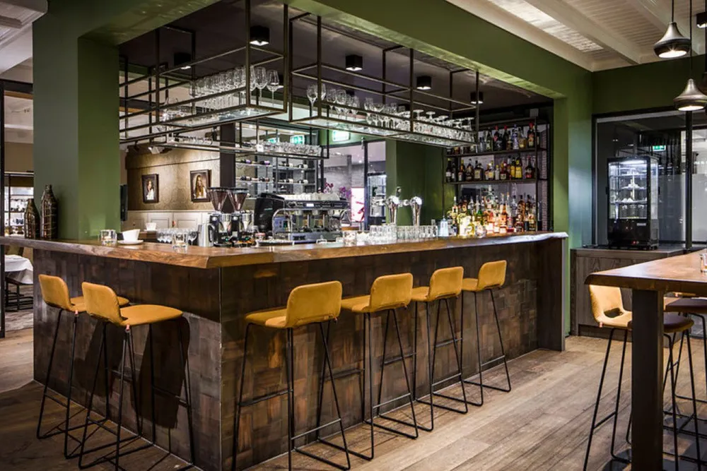 Houten vloer in restaurant HFSLG in Bosch en Duin geschuurd en gewaxt door D&L Parket, foto 2