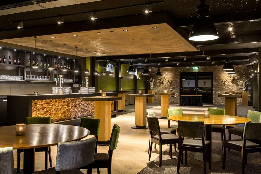 Houten vloer in Restaurant De Landgoederij in Bunnik geschuurd en gewaxt door D&L Parket, foto 3