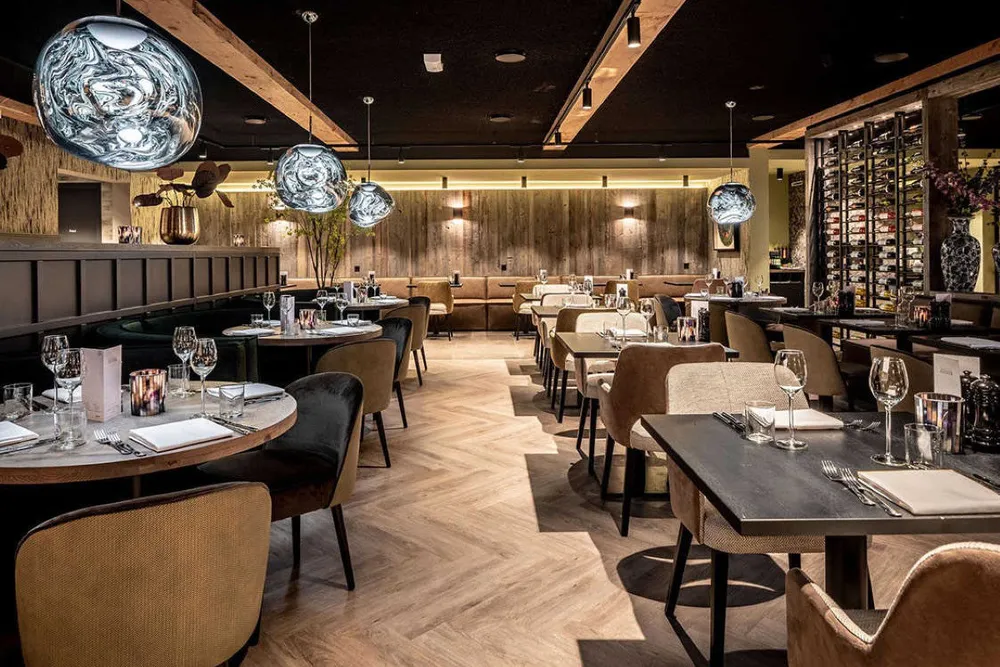 Visgraat parketvloer in Restaurant Zuiver in Utrecht geschuurd en gelakt door D&L Parket, foto 2