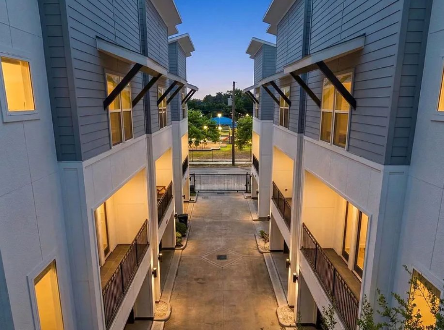 Outside hall at 903 Quitman St, Unit B