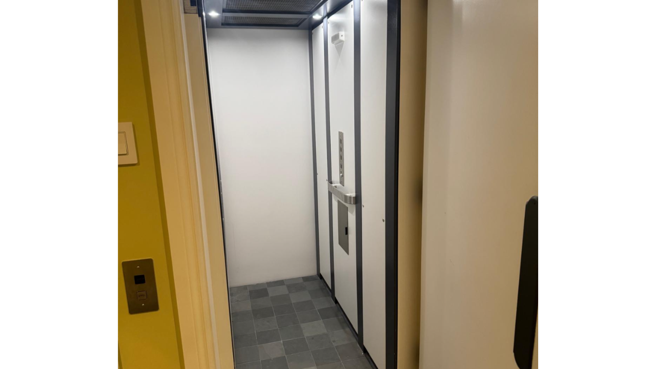 Ascenseur adapté pour mobilité réduite installé dans une résidence privée à Dunham