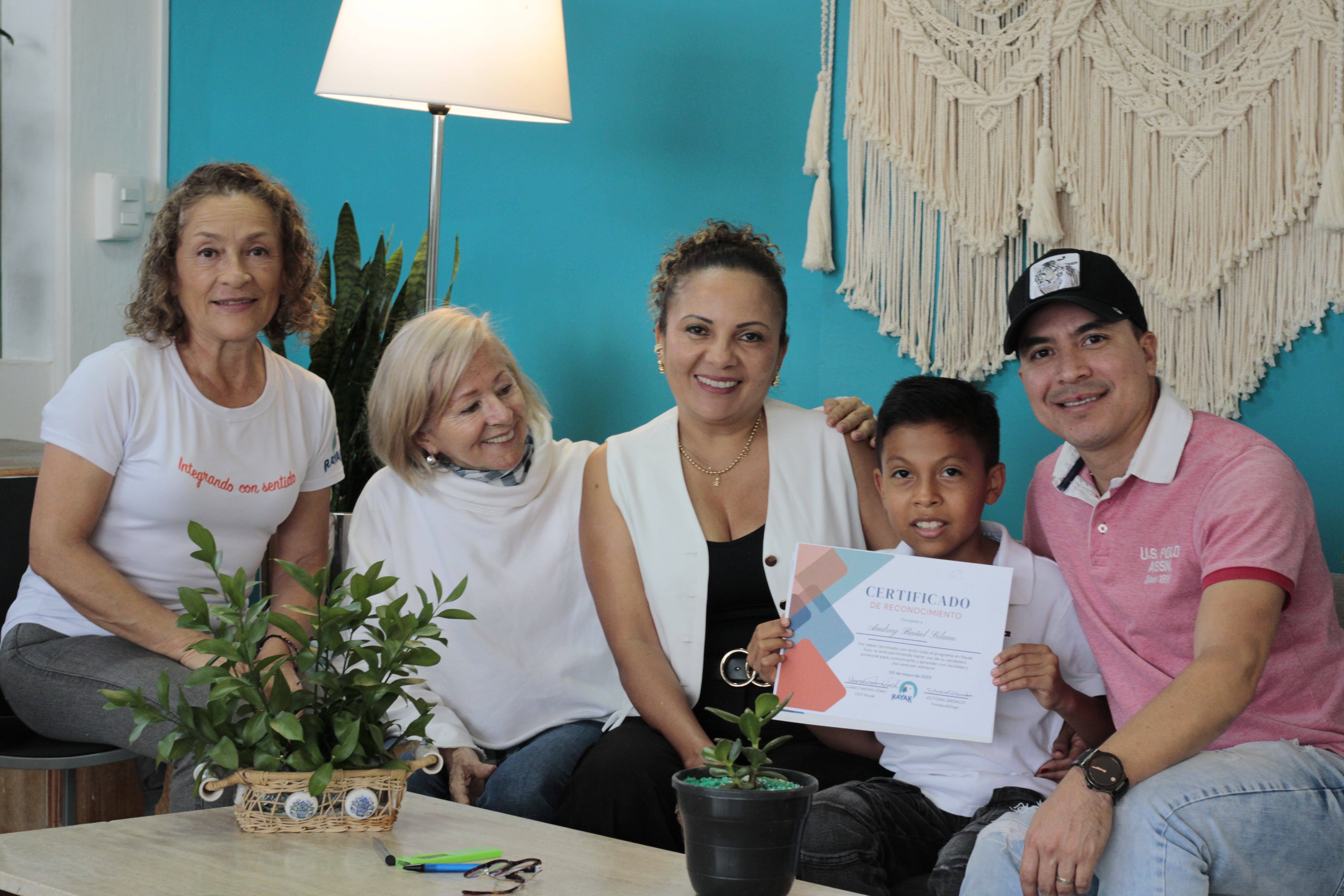 Padres de familia acompañados por Rayak