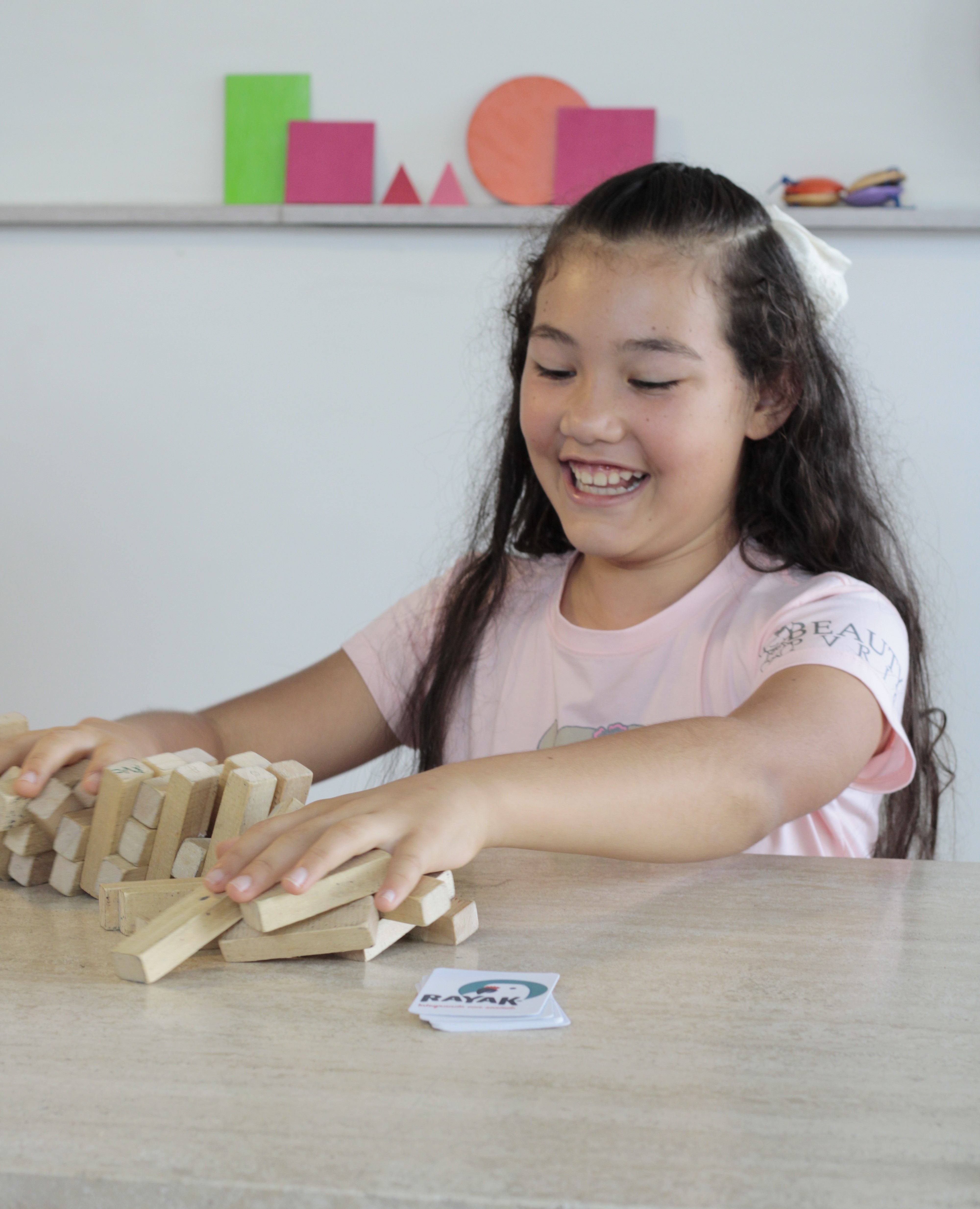 Niña realizando una actividad de aprendizaje en Rayak