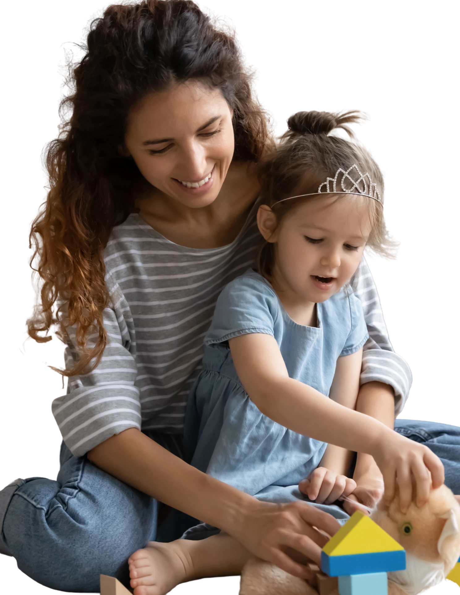 Una cuidadora y una niña construyen juntas con bloques de colores