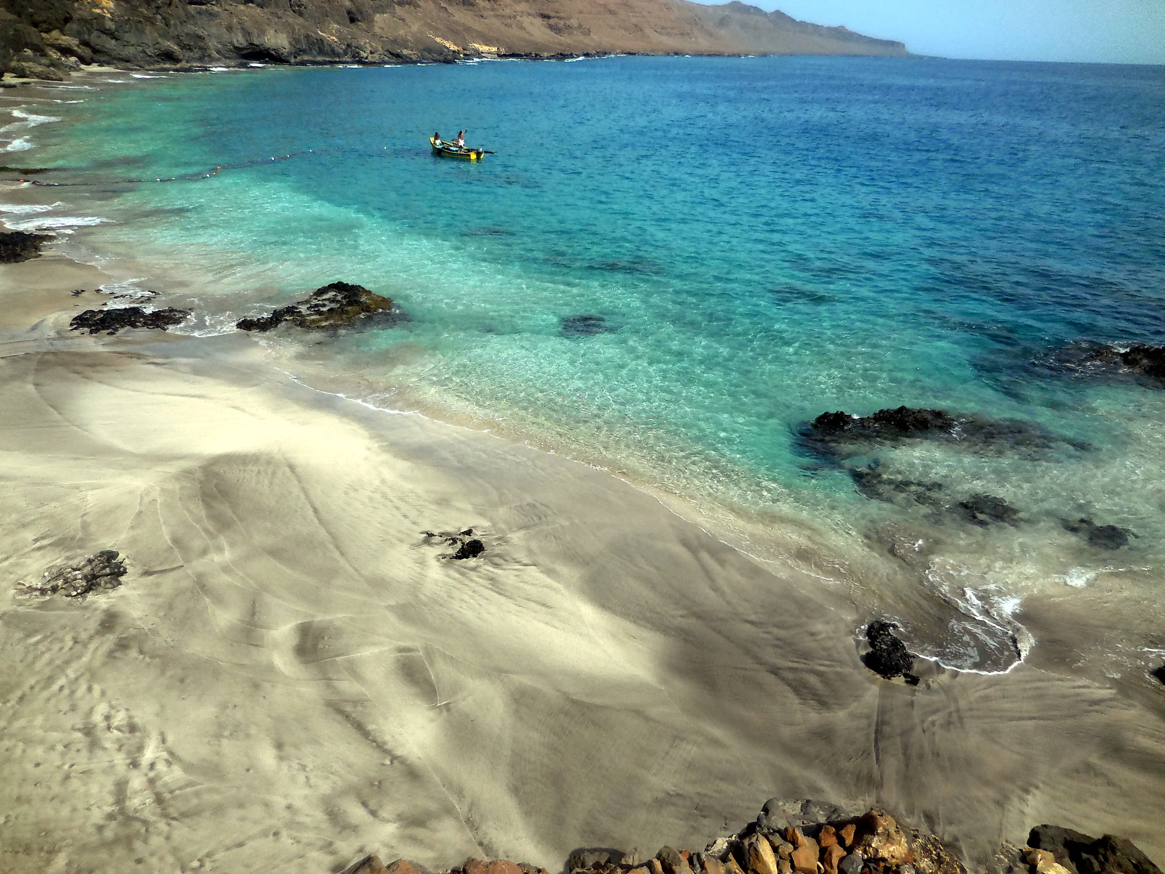 Sandstrand mit türkisfarbenem Wasser an der Küste von São Nicolau
