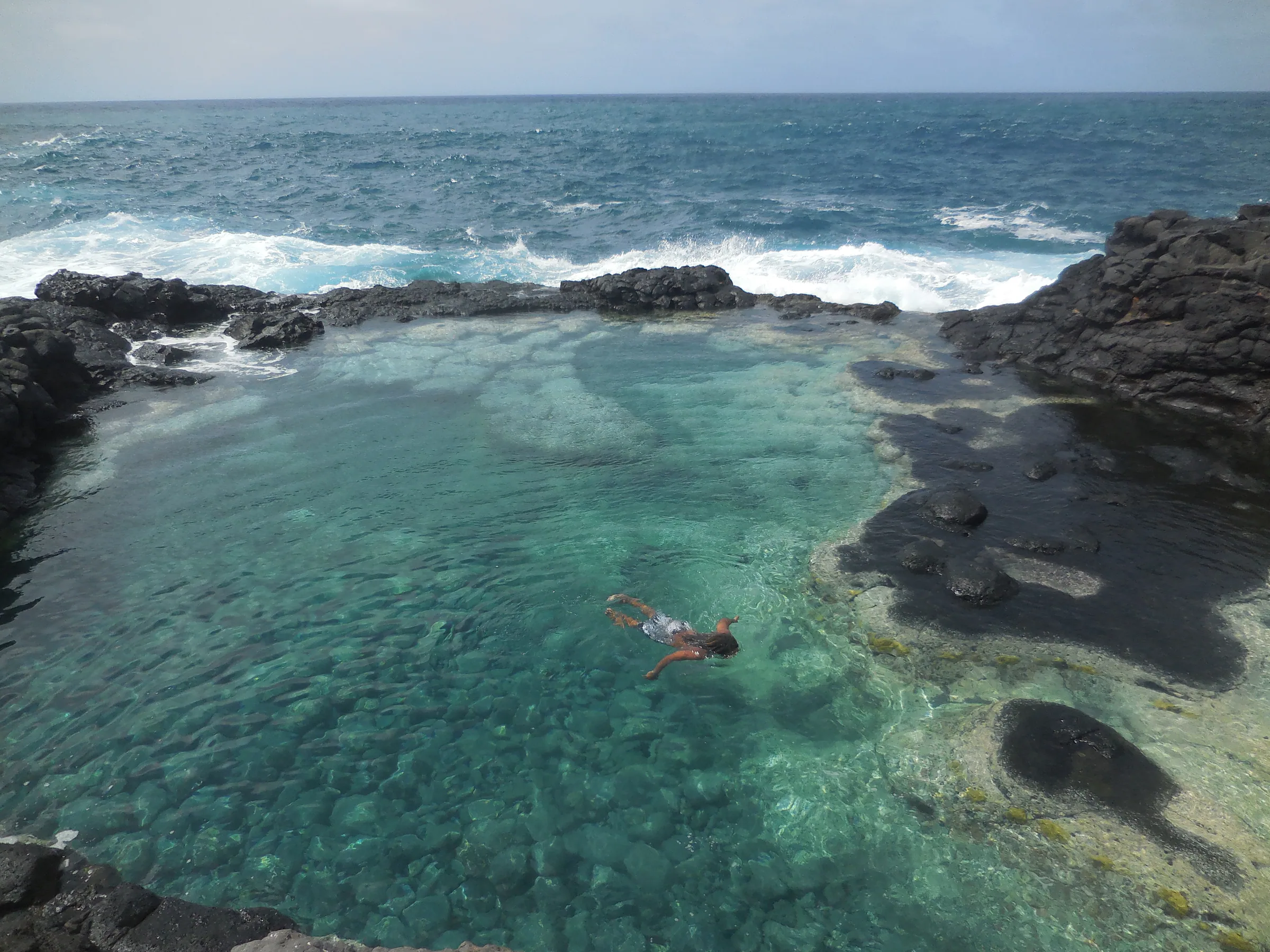 Naturpool zwischen Lavafelsen an der Küste von São Nicolau
