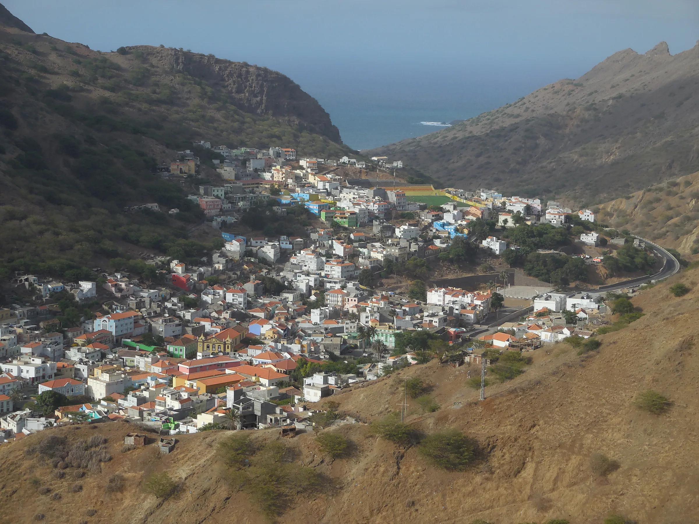 Ortschaft in einem Tal zwischen Bergen und Meer auf São Nicolau