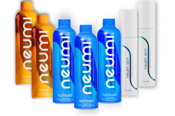 Disposizione professionale di integratori liquidi Neumi su superficie chiara
