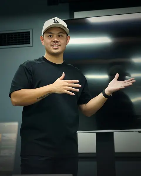 Park, founder of Solar Sales Insider, training a solar sales team
