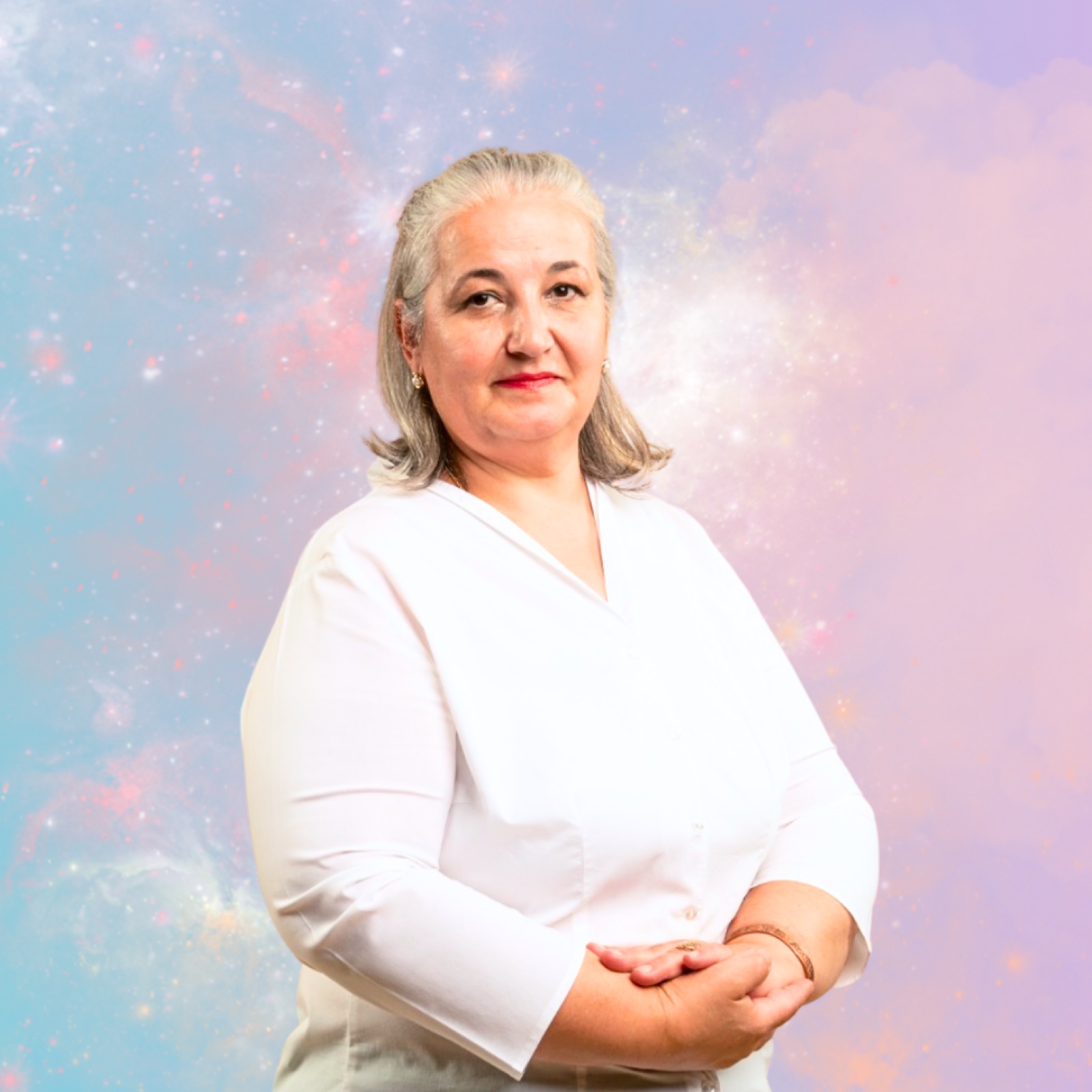 Simona Negură, terapeut în cosmoenergetică, pe fundal cosmic pastel