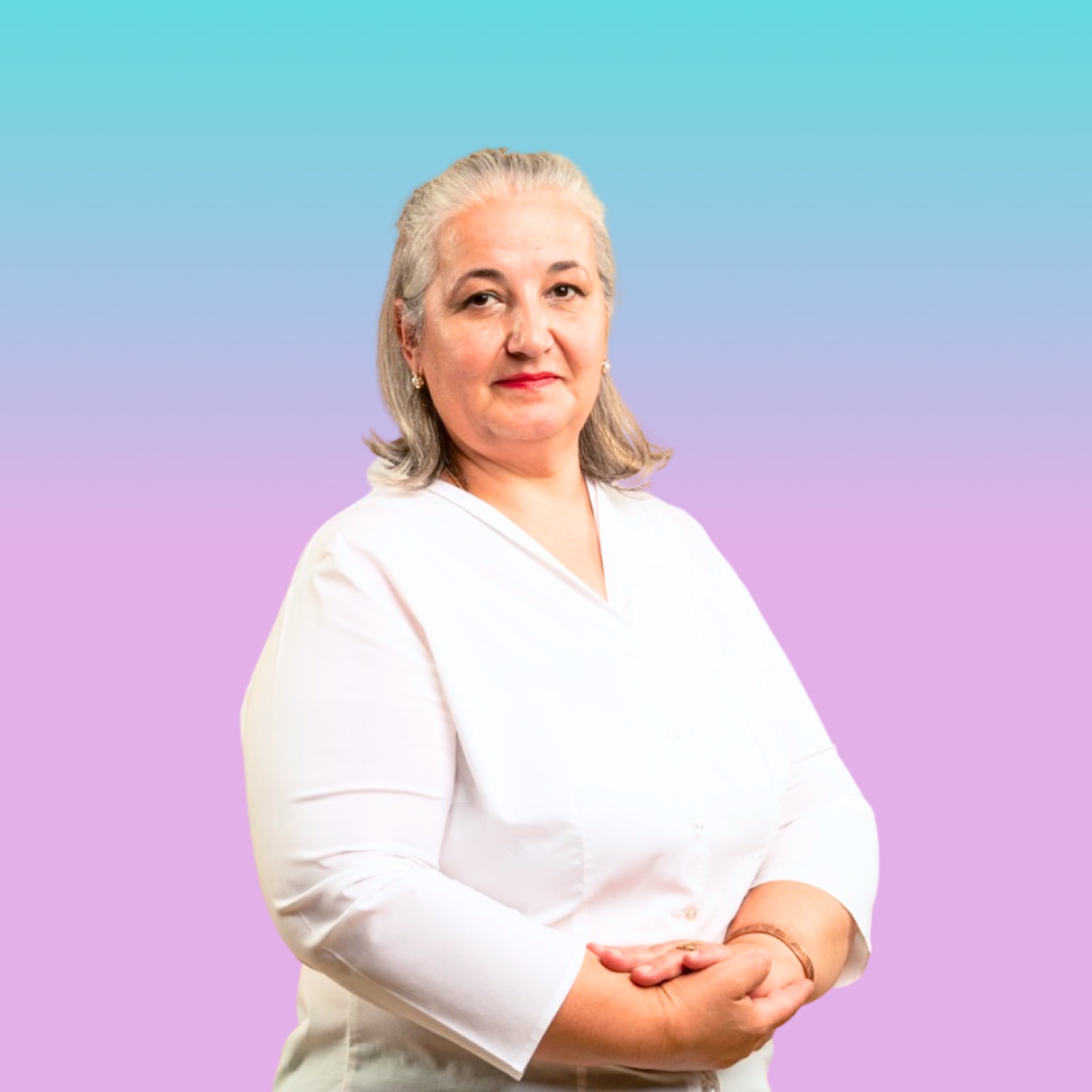 Simona Negură în bluză albă, pe fundal roz pal